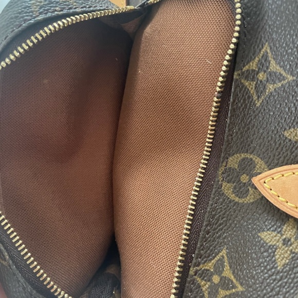 Louis Vuitton Montsouris MM - Picture 7 of 11